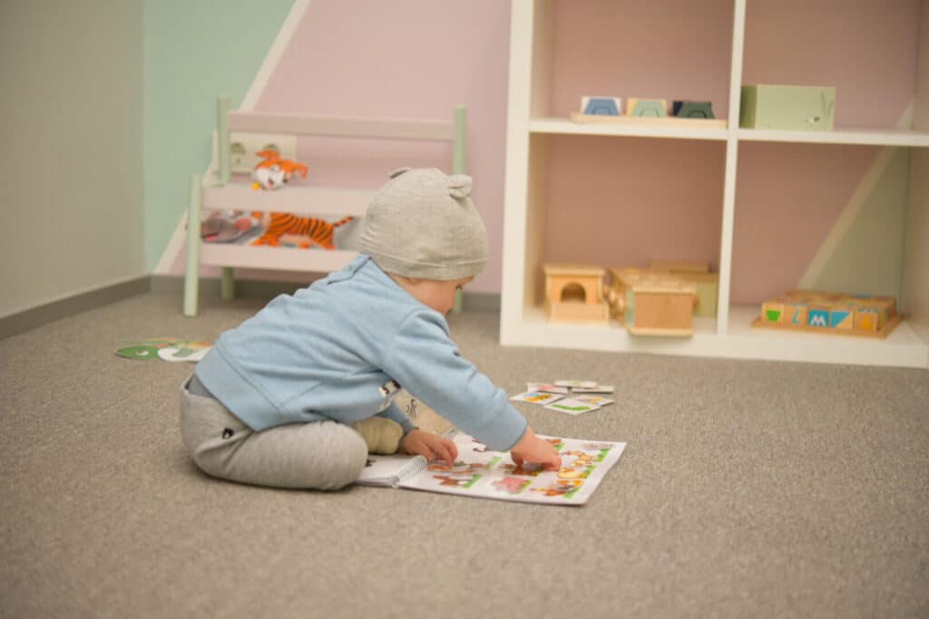 Laps mängimas Halos keskuse mängutoas